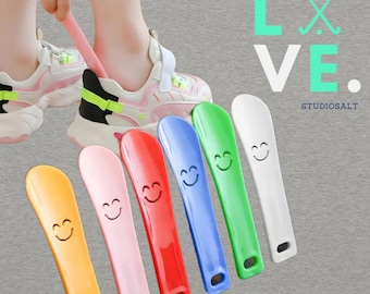 Sneaker „Easy on“  Schuhlöffel SMILEY für die Sporttasche „to go“. Shoehorn in div. Farben oder im Set. Reise Schuhlöffel Anziehhilfe