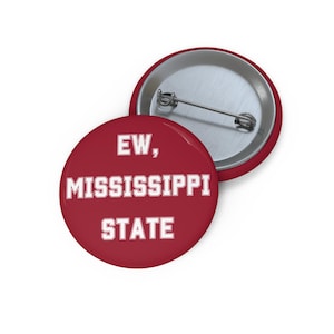 EW, MISSISSIPPI STATE-matchdagsknapp (2 färger) | Rolig Alabama-nål | Alabama-fan | Alabama-tailgate | Alabama-student | Alabama-fotboll