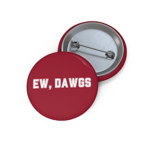 EW, DAWGS Matchdagsknapp (2 färger) | Rolig Alabama-nål | Alabama-fan | Alabama-tailgate | Alabama-student | Alabama-fotboll