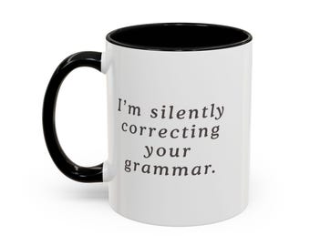 Taza de cerámica con el mensaje "Corrigiendo tu gramática en silencio" (11 oz, 15 oz) / Regalo para profesores de inglés / Policía de la gramática / Taza de café divertida