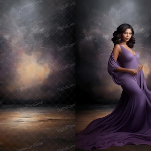 Puede incluir: Una mujer embarazada con un vestido morado fluido se encuentra de pie frente a un fondo oscuro y nublado. El vestido tiene un dise&ntilde;o drapeado y la mujer se est&aacute; sujetando el vientre.
