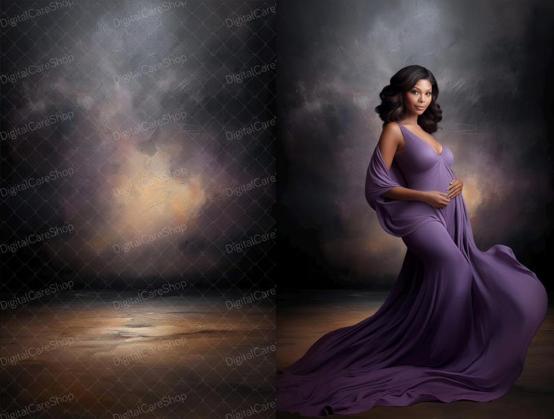 Puede incluir: Una mujer embarazada con un vestido morado fluido se encuentra de pie frente a un fondo oscuro y nublado. El vestido tiene un dise&ntilde;o drapeado y la mujer se est&aacute; sujetando el vientre.