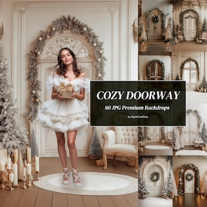 Puede incluir: Una colección de 80 fondos premium JPG con el tema de la entrada acogedora. La imagen presenta a una mujer con un vestido blanco sosteniendo una caja de regalo, con una puerta decorada y árboles de Navidad en el fondo. Se muestra el texto "COZY DOORWAY".