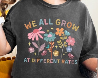 Camiseta "Todos crecemos a ritmos diferentes", camiseta de colores cómodos para maestra de educación especial para mujer, camiseta de guardería, camiseta de flores silvestres para maestra