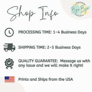 Pu&ograve; includere: Sfondo bianco con la scritta "Shop Info" in corsivo. L'immagine include icone e testo che descrivono i tempi di elaborazione, i tempi di spedizione e una garanzia di qualit&agrave;. &Egrave; presente anche la bandiera americana, con la scritta "Prints and Ships from the USA."