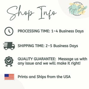 Pu&ograve; includere: Sfondo bianco con testo "Shop Info" in carattere corsivo. Include icone per i tempi di elaborazione, i tempi di spedizione e la garanzia di qualit&agrave;. Il testo recita "Prints and Ships from the USA". Un logo "Bye Bye Design Co" &egrave; in alto a destra.