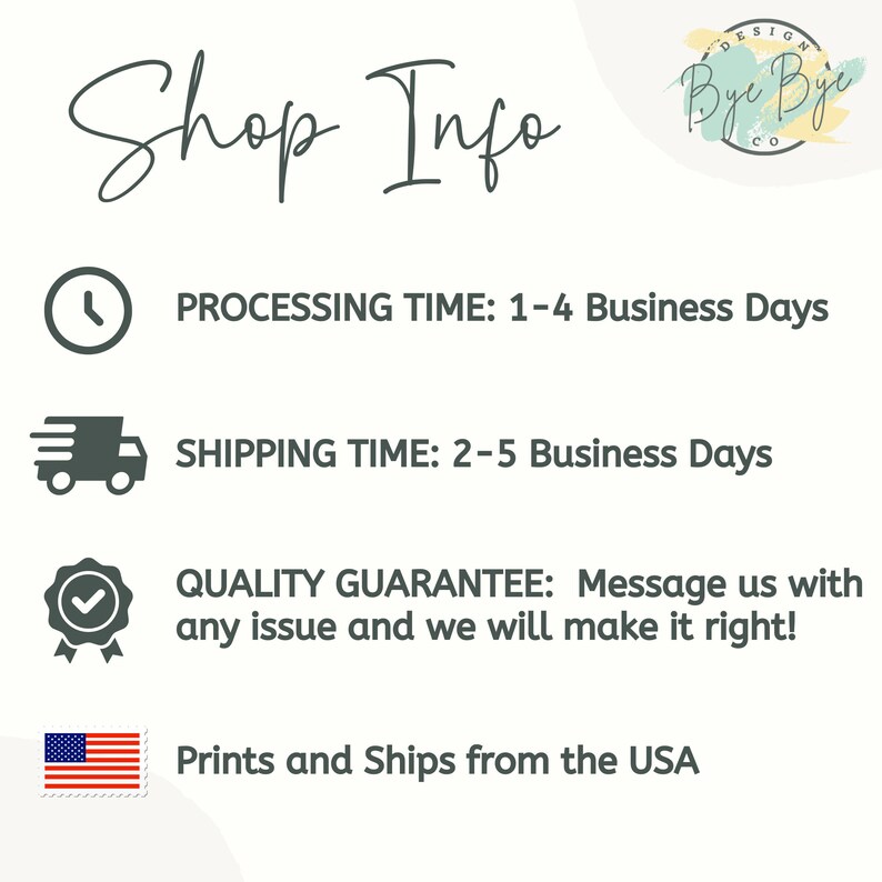Pu&ograve; includere: Sfondo bianco con testo "Shop Info" in carattere corsivo. Include icone per i tempi di elaborazione, i tempi di spedizione e la garanzia di qualit&agrave;. Il testo recita "Prints and Ships from the USA". Un logo "Bye Bye Design Co" &egrave; in alto a destra.