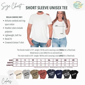 Pu&ograve; includere: T-shirt unisex a maniche corte bianco con tabella taglie e opzioni colore. La tabella taglie mostra le misure in pollici, con una larghezza da 41,9 a 76,2 cm e una lunghezza da 68,6 a 86,4 cm. Le opzioni colore includono bianco, naturale e heather.