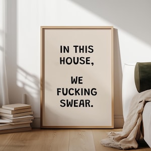Swearing Poster Freches Zitat Druck Lustig Typografie Poster Cooler Text Druck Funky Slogan Kunst In This House We fucking Swear Trendy Edgy Art