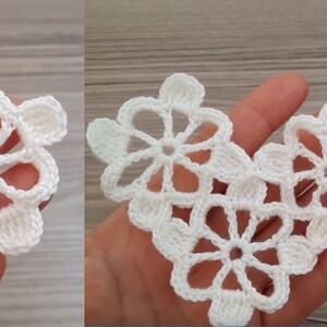 Puede incluir: Borde de encaje blanco tejido a crochet con un delicado patr&oacute;n floral. El borde est&aacute; formado por formas de flores repetidas con detalles calados.