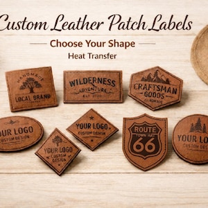 Op de afbeelding: Een verzameling bruine leren patch labels in diverse vormen, waaronder vierkant, rechthoekig, ovaal, ruitvormig, schildvormig en cirkelvormig. Elk label toont aangepaste tekst en ontwerpen, zoals een boom, bergen en het Route 66-logo. De tekst "Custom Leather Patch Labels" staat bovenaan.