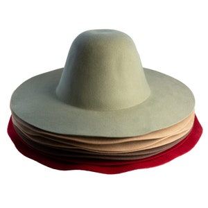 Cape en laine mérinos australienne premium pour des créations de chapeaux uniques 180 gr, variété de couleurs, flexibilité supérieure image 1