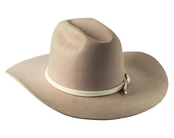Texan hat handmade with 220 gr natural merino wool felt.