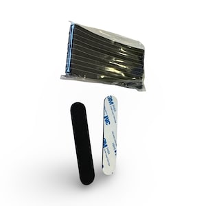 Puede incluir: Un paquete de tiras de espuma adhesivas negras, dos tiras individuales y un paquete de tiras de espuma adhesivas 3M. El paquete 3M tiene el texto "3M 3403A" y "3M 3403A" impreso en él.