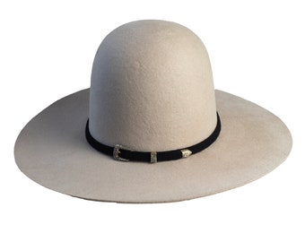 Preformed felt hat with lining and trimmings in various colors and sizes
