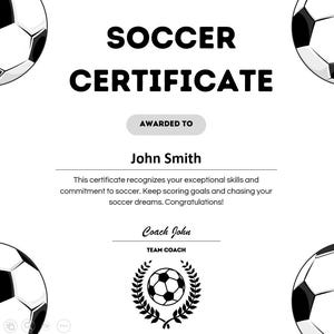 Puede incluir: Certificado de fútbol en blanco y negro con el texto "SOCCER CERTIFICATE" en la parte superior. El certificado se otorga a "John Smith" e incluye un mensaje sobre las habilidades futbolísticas. Hay balones de fútbol en cada esquina.