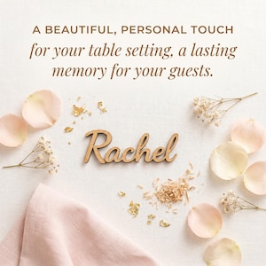 Puede incluir: Un recorte de madera con el nombre Rachel en letra cursiva, rodeado de p&eacute;talos de flores de color rosa p&aacute;lido, peque&ntilde;as ramitas de paniculata blanca y copos de pan de oro esparcidos. El texto A BEAUTIFUL, PERSONAL TOUCH for your table setting, a lasting memory for your guests. est&aacute; impreso sobre el nombre.