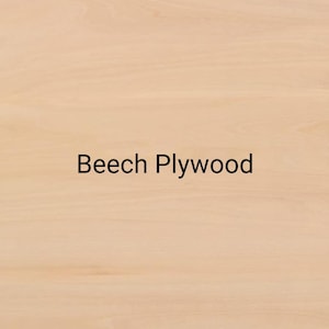 Puede incluir: Una superficie de madera contrachapada de haya de color tostado claro, con un grano liso y una textura de madera natural con sutiles variaciones de color. El texto "Beech Plywood" est&aacute; impreso en una fuente negra sans-serif en el centro.