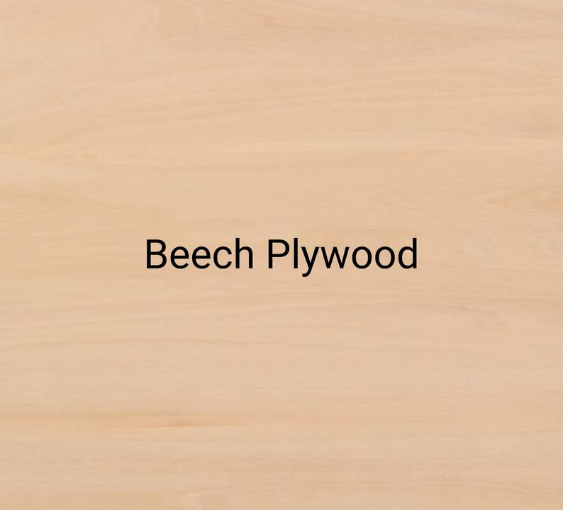 Puede incluir: Una superficie de madera contrachapada de haya de color tostado claro, con un grano liso y una textura de madera natural con sutiles variaciones de color. El texto "Beech Plywood" est&aacute; impreso en una fuente negra sans-serif en el centro.