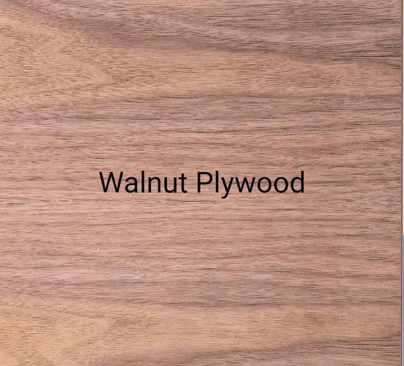 Puede incluir: Una l&aacute;mina rectangular y plana de madera contrachapada de nogal con un patr&oacute;n de veta natural de color marr&oacute;n claro y l&iacute;neas horizontales. El texto "Walnut Plywood" est&aacute; impreso en una fuente negra sencilla y sin remates en el centro.