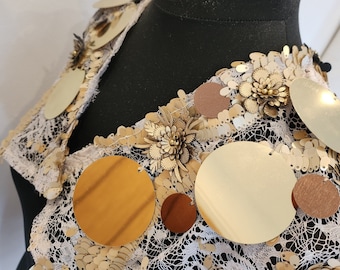 Kimono de renda com detalhes em lantejoulas douradas e flores.