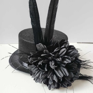 zwarte hoge hoed met veren en bloem Halloween kostuum dans show theater hoofddeksel steampunk struisvogel fazant volwassen grootte