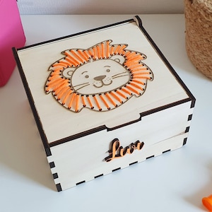 Spielzeug-Kiste mit Löwen-Motiv und Woll-Mähne, Erinnerungskiste, DIY