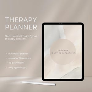 Könnte beinhalten: Ein schwarzes Tablet, das ein digitales Therapie-Journal und einen Planer anzeigt. Der Bildschirm zeigt ein beiges kreisförmiges Design mit dem Text "THERAPY JOURNAL & PLANNER". Ein weißer Stift liegt darunter. Der Text auf dem Bildschirm lautet "THERAPY PLANNER" und "Get the most out of your therapy session."