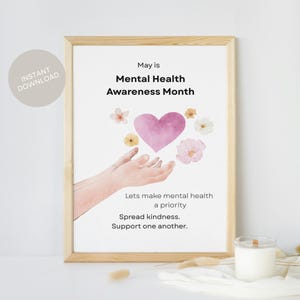 Puede incluir: Un cartel enmarcado con el texto "May is Mental Health Awareness Month". La imagen presenta un corazón de acuarela, flores y manos que se extienden hacia arriba. El texto anima a difundir la bondad y a apoyarse mutuamente. Una vela está en la esquina inferior derecha.