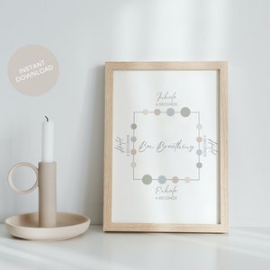 Puede incluir: Arte de pared imprimible con un marco beige y un fondo blanco. El arte presenta un diagrama de una técnica de respiración en caja con las palabras "Inhala 4 segundos", "Mantén 4 segundos", "Exhala 4 segundos" y "Mantén 4 segundos" escritas alrededor de un cuadrado con círculos en cada esquina.