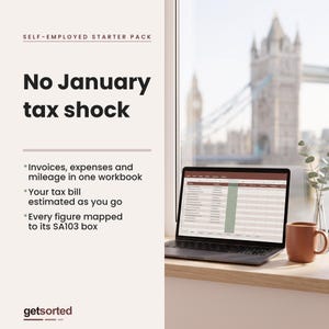 Puede incluir: Un libro de trabajo de hoja de cálculo digital para trabajadores autónomos que se muestra en la pantalla de una computadora portátil. El texto dice: Self-Employed Starter Pack, No January tax shock, Invoices, expenses and mileage in one workbook, Your tax bill estimated as you go, Every figure mapped to its SA103 box, y getsorted.