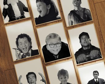 Op de afbeelding: Een verzameling zwart-wit portretten in lijsten van iconische filmkarakters. De afbeeldingen bevatten de kerstman, een kind met een verbaasde uitdrukking en acteurs in verschillende rollen. De portretten zijn gerangschikt op een houten oppervlak.
