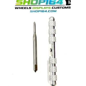 Könnte beinhalten: Ein silbernes 2-56er Gewindebohrer- und Griffset. Der Gewindebohrer ist eine Gewindestange mit einer spitzen Spitze. Der Griff ist ein zylindrisches Stück mit einem gerändelten Griff. SHOP164 WHEELS DISPLAYS CUSTOMS SHOP164.COM