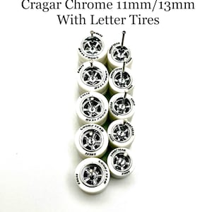 Cragar Chrome DÉCALÉ (PAQUET DE 5) 11 mm/13 mm avec pneus lettre - Échelle 1/64 avec pneus en caoutchouc blanc