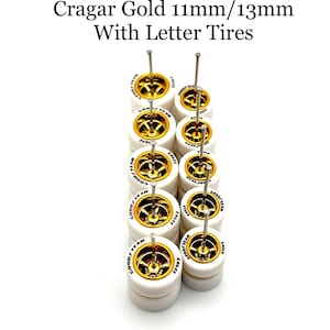 Cragar Gold STAGGERED 11 mm/13 mm avec pneus lettre (jeu de 5) - Échelle 1/64 avec pneus en caoutchouc blanc