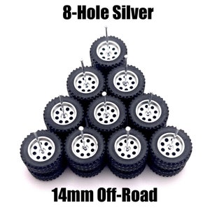 Off-Road plateado de 8 agujeros (paquete de 5) 14 mm - Escala 1/64 con neumáticos de goma