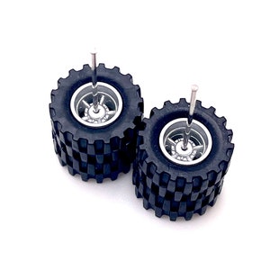 Kit de ruedas y neumáticos todoterreno Cragar Silver de 14 mm (1 juego) - Escala 1/64 con neumáticos de goma