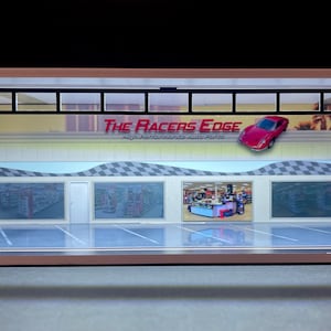 Diorama con pantalla LED con temática de Racer’s Edge