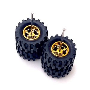 Kit de ruedas y neumáticos todoterreno galvanizados en oro Cragar de 14 mm (1 juego) - Escala 1/64 con neumáticos de goma