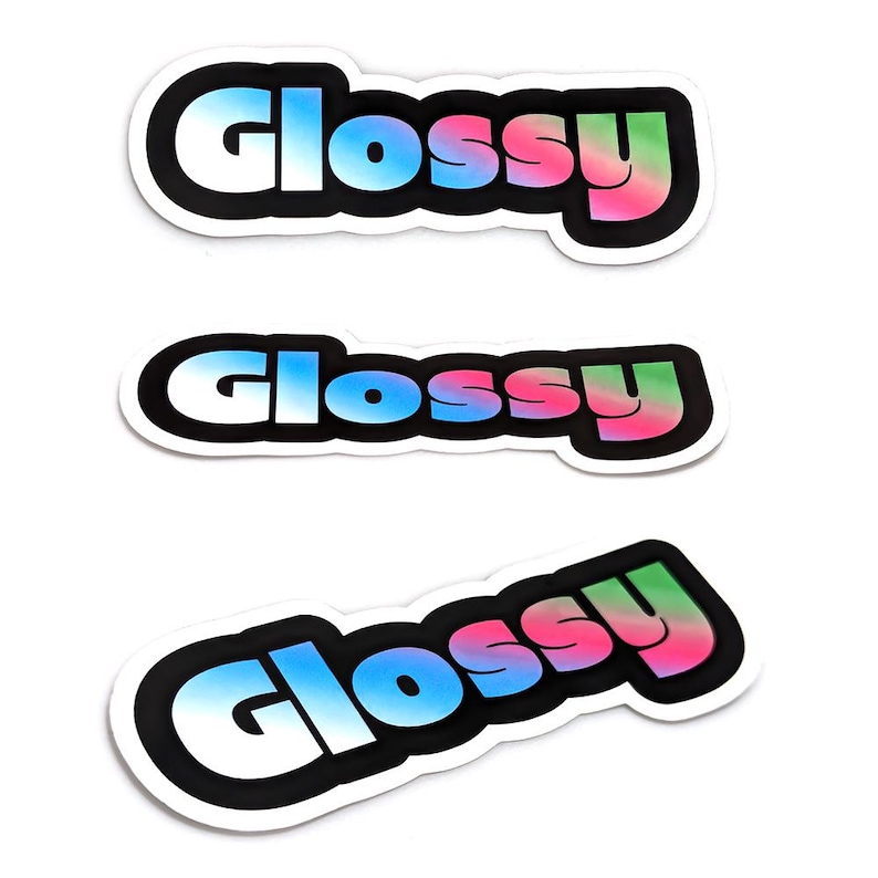 Puede incluir: Tres pegatinas brillantes con la palabra "Glossy" en una fuente de degradado arco&iacute;ris. Las pegatinas son blancas con contornos negros.