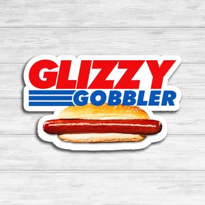 Puede incluir: Una pegatina blanca con texto rojo y azul que dice "Glizzy Gobbler". Un hot dog de dibujos animados en un bollo est&aacute; debajo del texto.