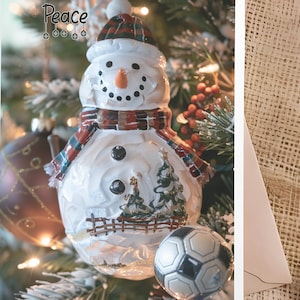 Tarjeta navideña de fútbol: muñeco de nieve en un árbol de Navidad. Disponible sola o en un paquete de 12 con una caja brillante. Personalice el mensaje frontal o interior.