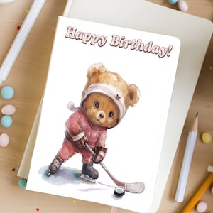Tarjeta de cumpleaños de hockey para niños - Con un lindo osito bebé - 3 opciones de mensajes diferentes, en blanco o personalizado - incluye sobre de su elección