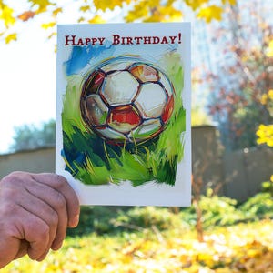 Fußball Geburtstagskarte - Ball im Gras - 3 verschiedene Nachrichtenoptionen, leer oder individuell - enthält Umschlag Ihrer Wahl