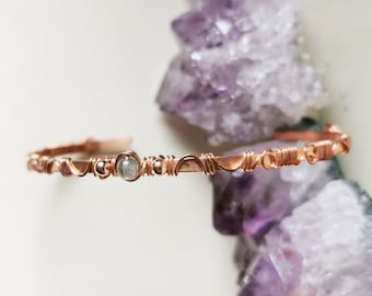Rigid bracelet in natural copper and Labradorite pearl