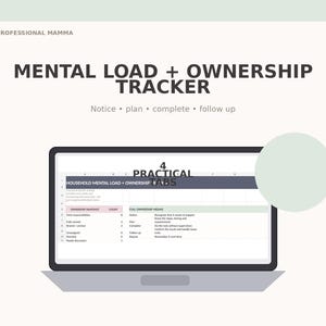 以下が含まれることがあります： ノートパソコンの画面に表示されたメンタルロードとオーナーシップのトラッカー。テキストには「THE PROFESSIONAL MAMMA」、「MENTAL LOAD + OWNERSHIP TRACKER」、「Notice • plan • complete • follow up」、「4 PRACTICAL TABS」、「HOUSEHOLD MENTAL LOAD + OWNERSHIP」と記載されています。