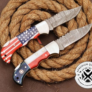 Coltello pieghevole in ACCIAIO DAMASCO fatto a mano stile bandiera USA Coltello pieghevole con lama affilata con lama a forma di bandiera, regalo per i tuoi cugini, amici e familiari