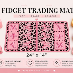 以下が含まれることがあります： 61cm x 36cmの長方形のピンク色のフィジェット交換用マット。黒いヒョウ柄とピンクのリボン模様が特徴です。マットには数学記号が描かれた交換エリアがあり、周囲には小さくてカラフルなスクイーズ玩具が配置されています。