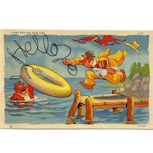 以下が含まれることがあります： 男性が桟橋から水に飛び込む様子を描いた、ビンテージのポストカード。彼は救命胴衣を持ち、「こんにちは」と叫んでいます。鳥が頭上を飛び、帽子が水に浮かんでいます。