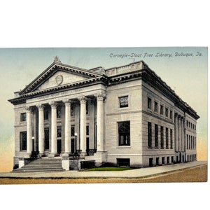 Antica cartolina degli anni '20 raffigurante l'edificio della Carnegie Stout Free Library a Dubuque, Iowa - Usata - Non circolata